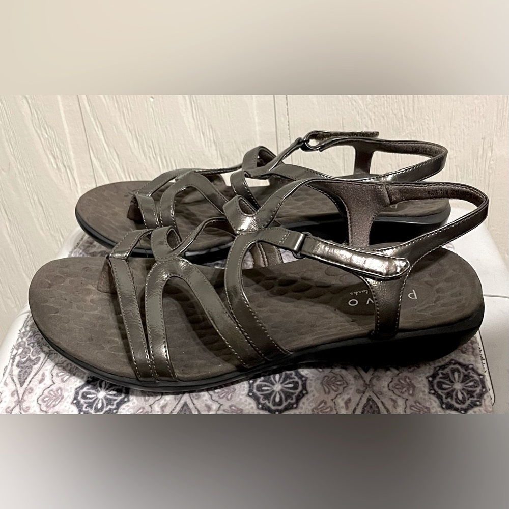 Privo by Clark’s, Topset Pewter Strappy Thong Flat Sandals, size 7.5, width M